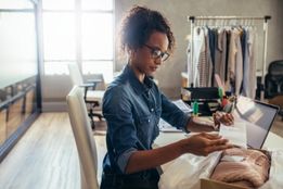 Mujer empacando cajas con producto 