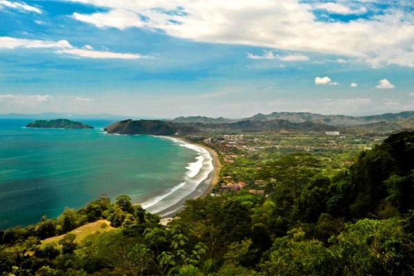 vista hacia el mar, bosque y el cielo