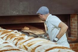 hombre usando un horno artesanal